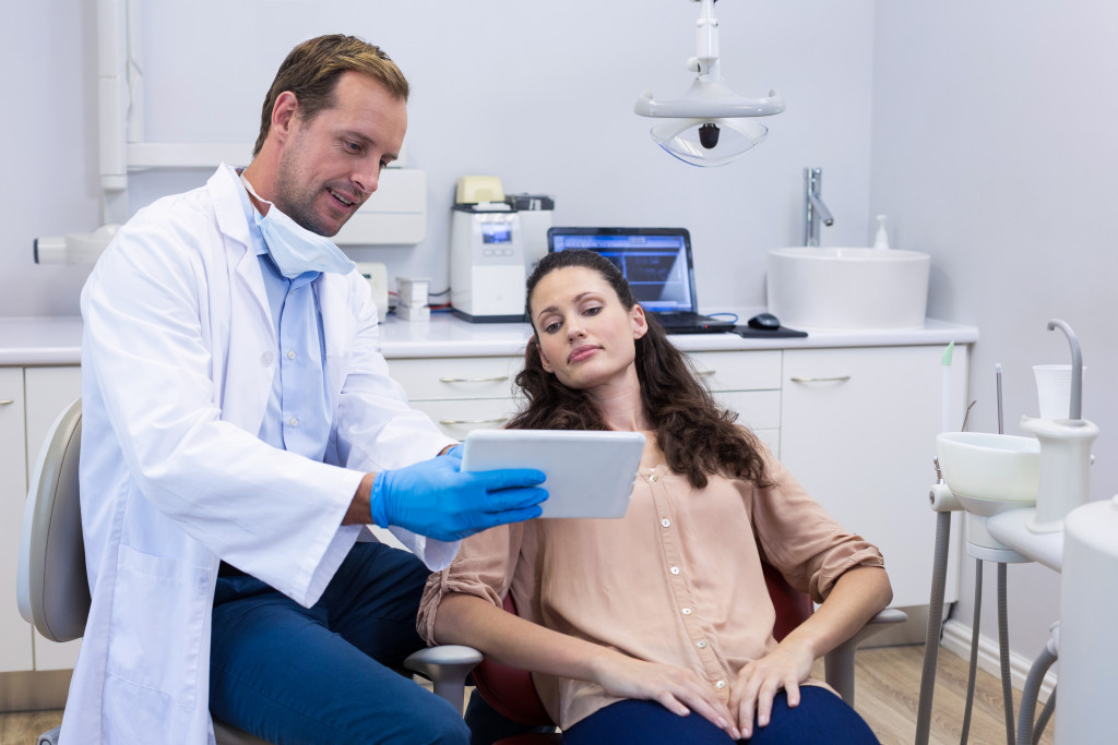 dentist showing diagnosis to patient