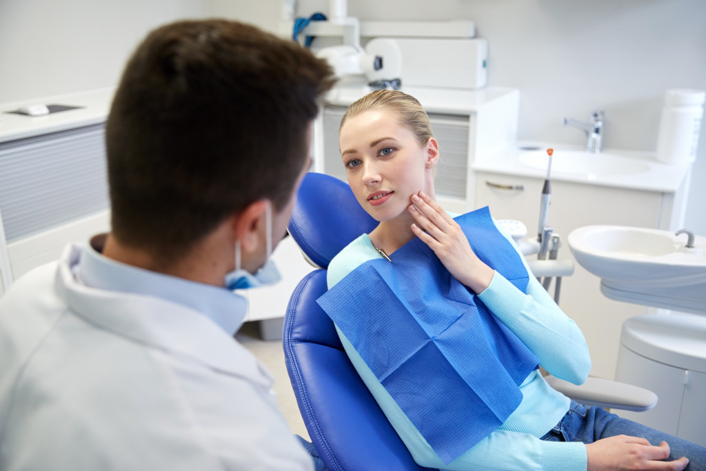 patient talking to dentist about toothache at a dental clinic