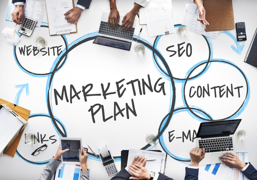 Outline of a digital marketing plan showing its components, including a website, SEO, links, email, and content.